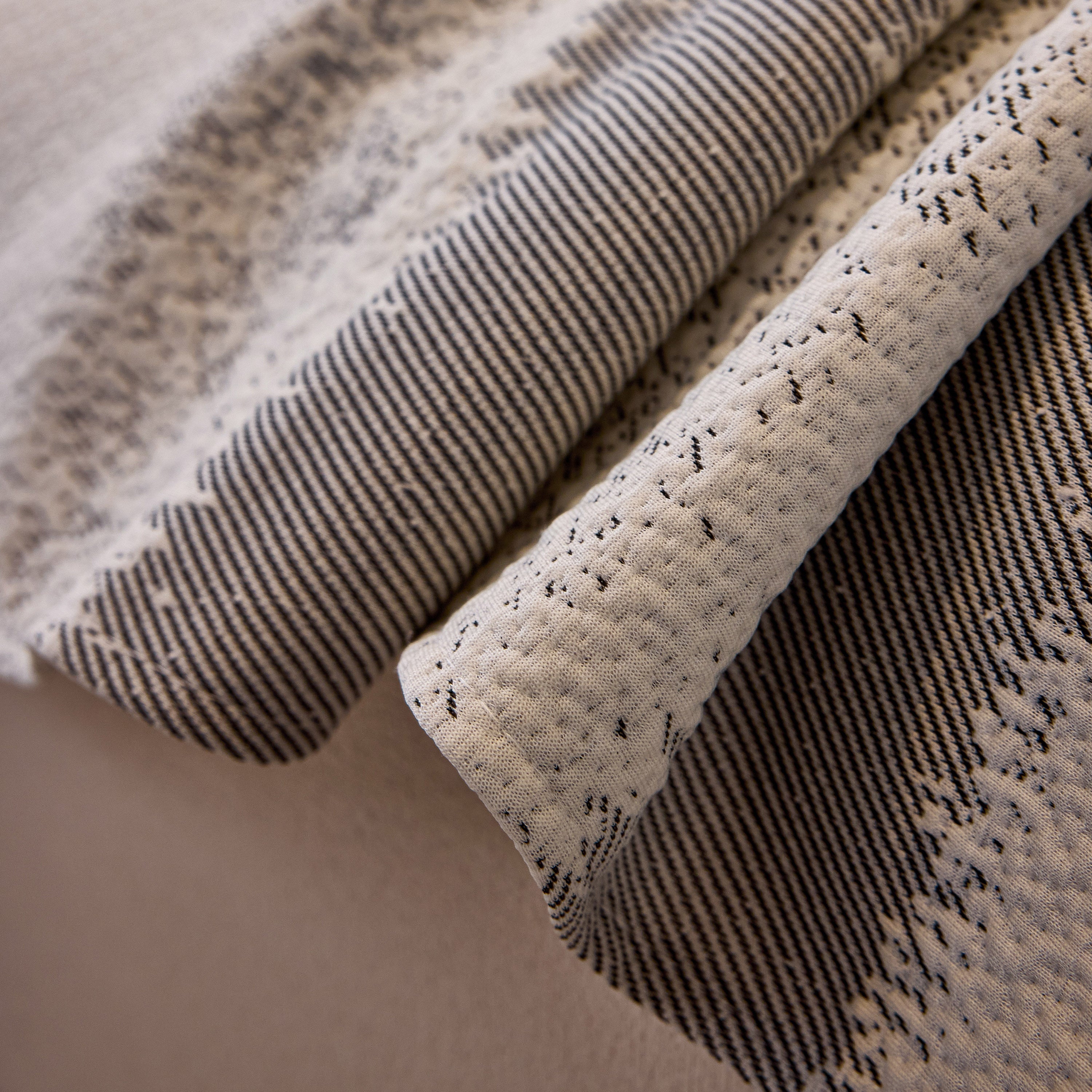 Modern Striped Sofa Throw Blanket, Lightweight Couch Cover for Summer Seating